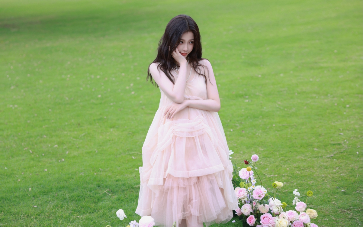 绿色草地鲜花美女虞书欣4K壁纸