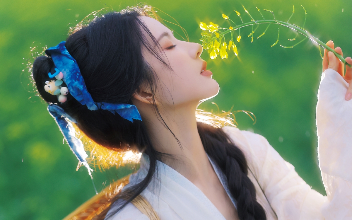 春天小黄花 清新美女 唯美闭眼 刘些宁4K壁纸