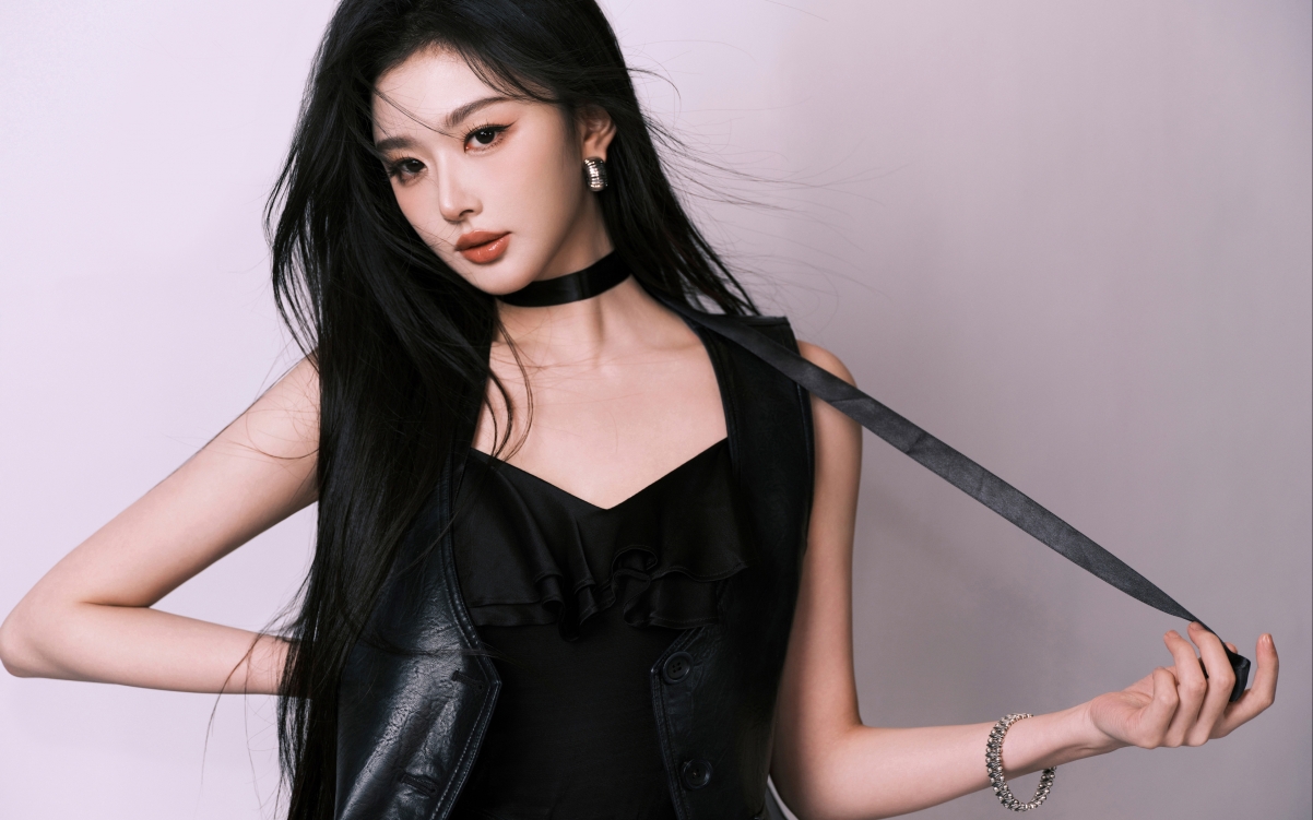 黑色套装美女孔雪儿 4K壁纸